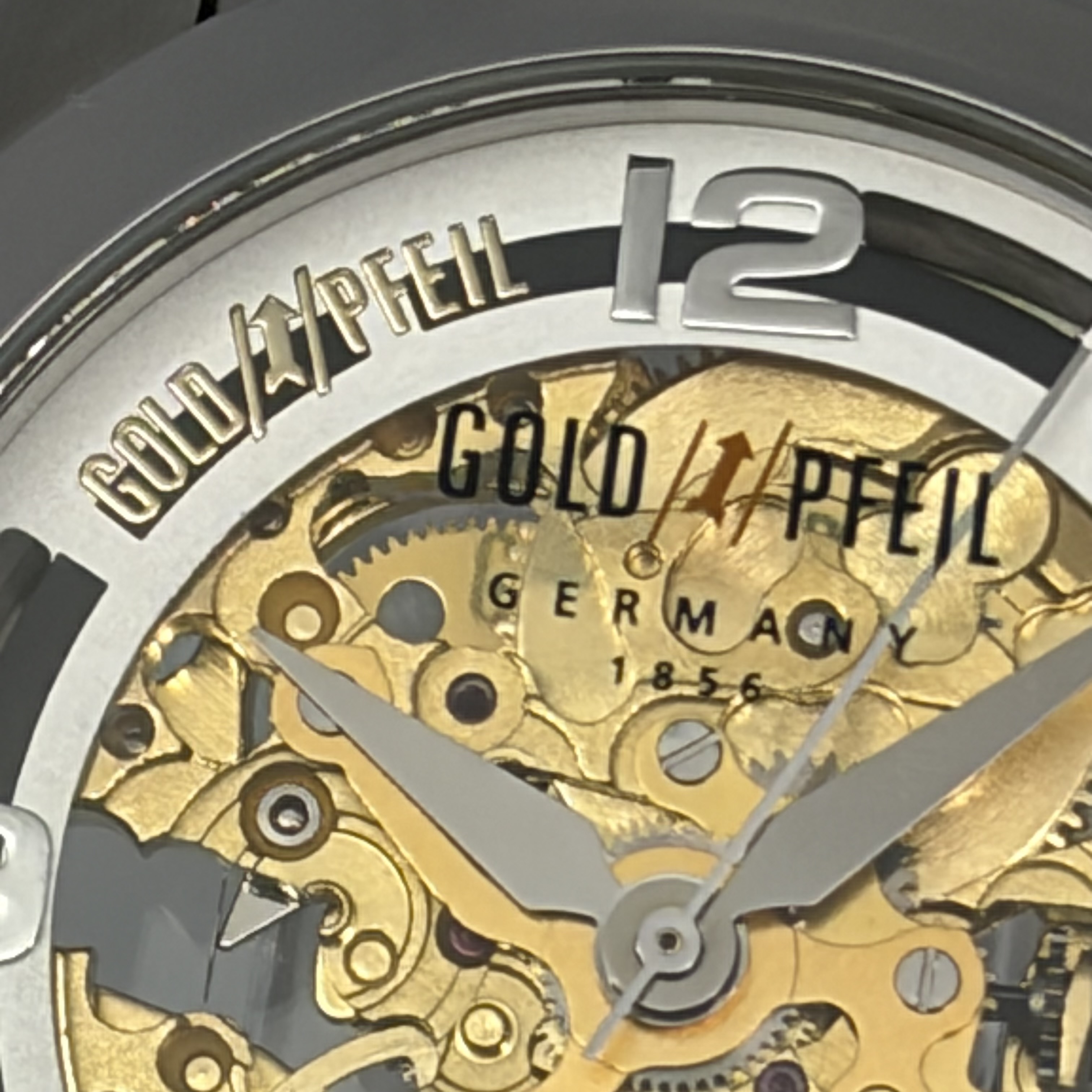 両面スケルトン自動巻きが奏でる機構美。GOLD PFEIL G51007SB、静かに