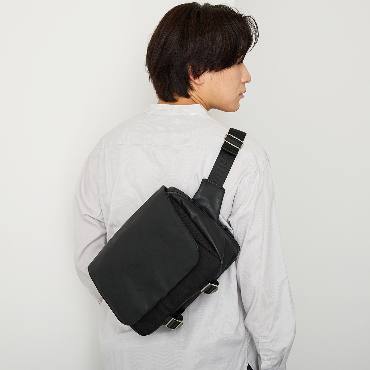 綺麗なまま、高級感も続く。高耐久でタフに使えるスリングバッグが