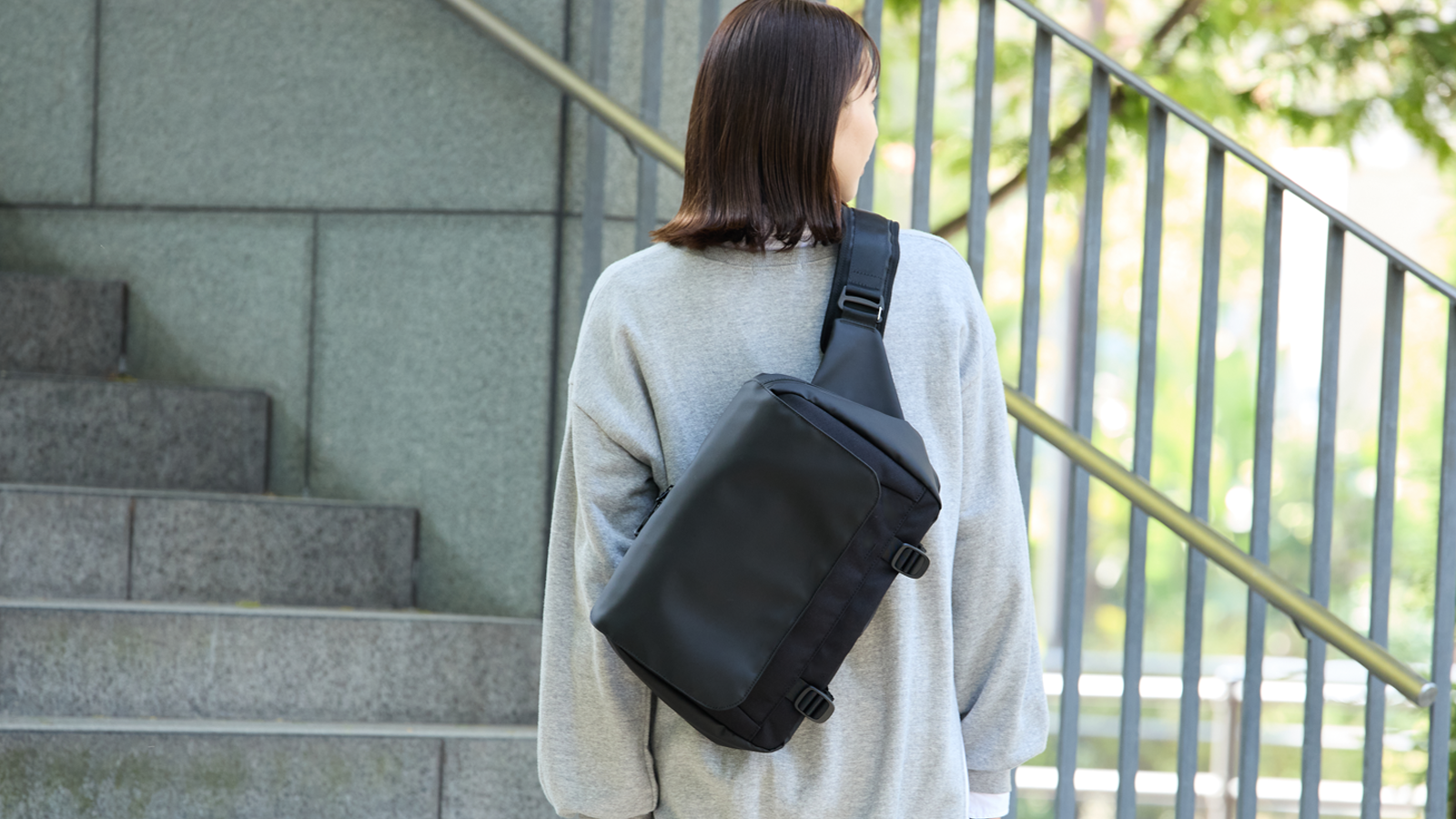 長年綺麗に使える」ノートPCもスッキリ入る。汚れにくく傷にも
