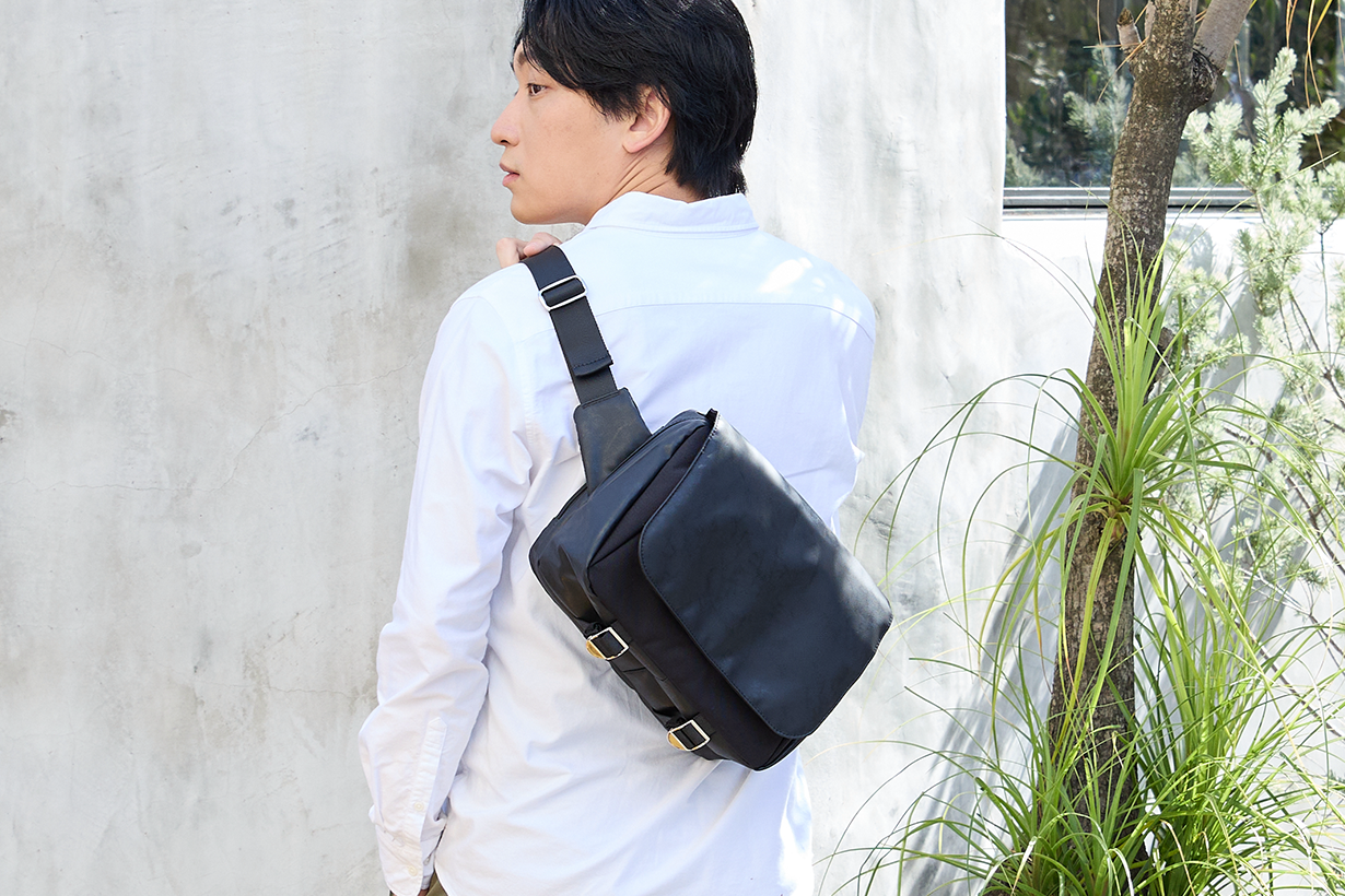 綺麗なまま、高級感も続く。高耐久でタフに使えるスリングバッグが