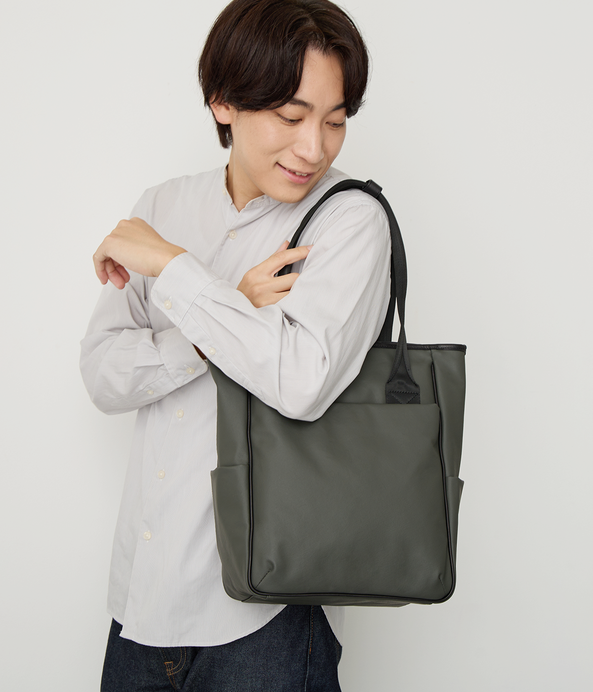 綺麗が持続する。色褪せず、傷にも強い。高耐久でタフに使えるトート