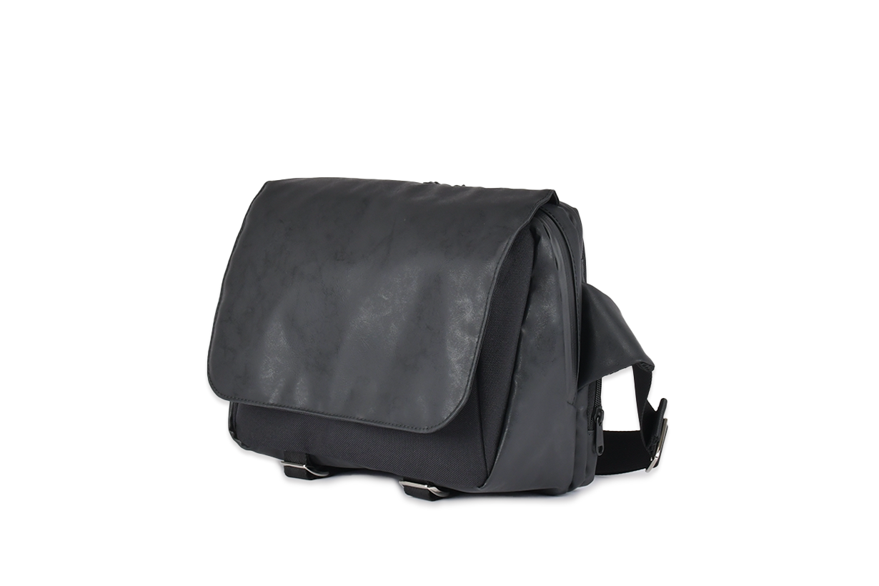 綺麗なまま、高級感も続く。高耐久でタフに使えるスリングバッグが